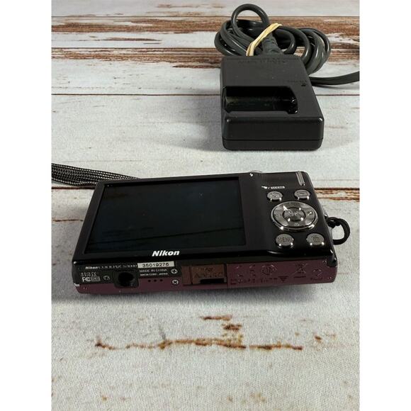 Nikon COOLPIX S3000 12MP Digital Camera 4x Zoom Purple Compact - Picture 7 of 8